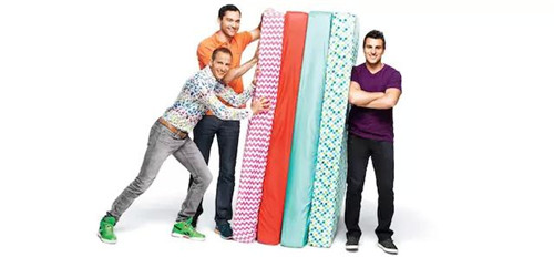 Airbnb 公司的三位創(chuàng)始人，以及他們最早的 Airbed