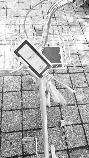 車把中間有手機(jī)充電支架，下方連接著3根充電線。