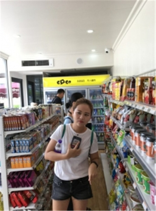 進(jìn)無人超市購(gòu)物的多是年輕人