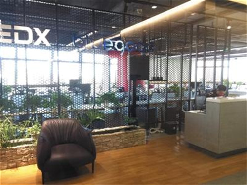 11月16日，小藍(lán)單車總部人去樓空，前臺只剩保安。