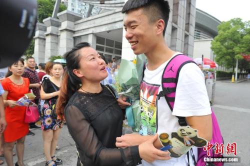 資料圖：家長給考生送上鮮花。王康明 攝