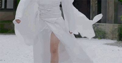 總不能全像九王一樣穿上高開叉的透視裙吧！