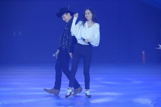 偶像面前，baby變羞澀少女