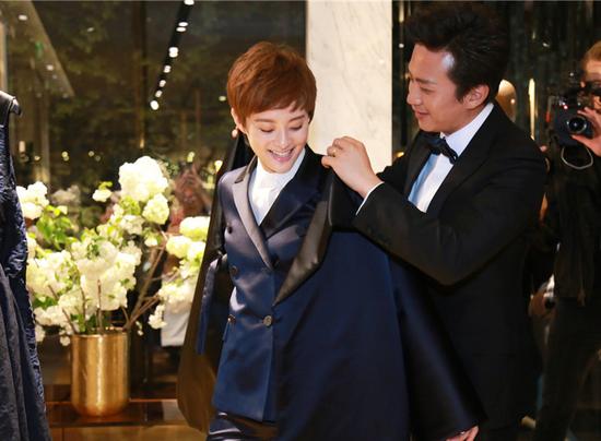 超哥，你還是老老實實伺候娘娘更衣吧。