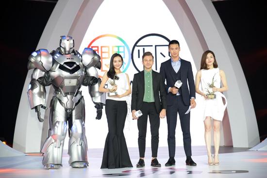 Klasse14腕表首席設(shè)計師 Mario Noblie以及超模蔚方卿為王鷗、江疏影頒發(fā)時尚突破藝人獎項