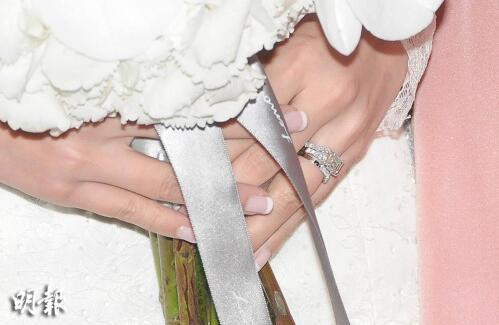 胡杏兒甜笑曬鉆戒 談造人計(jì)劃稱再說(shuō)