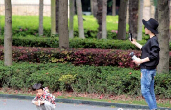 孫儷不時(shí)拿出手機(jī)替等等拍照。