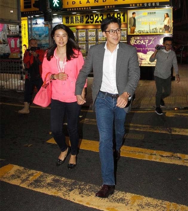 慶祝結(jié)婚四周年時，郭晶晶已有孕味