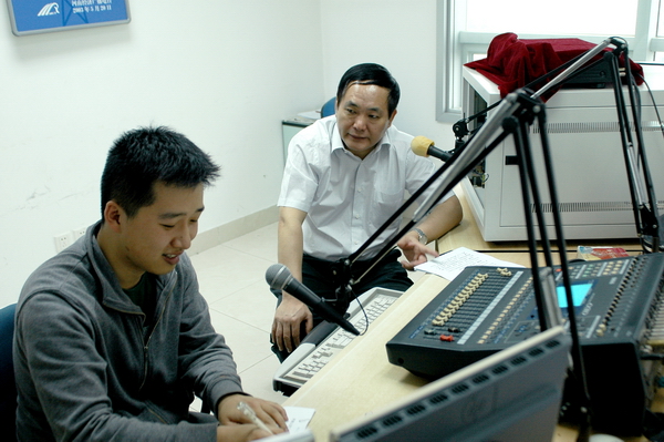 河南省政府安委會(huì)副主任、省安全生產(chǎn)監(jiān)督管理局黨組書記、局長張國輝做客《安全河南》直播室