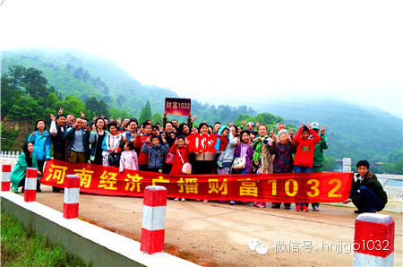 這么美的地方，我們合影留念，看大家多開心！