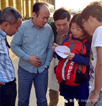 五點(diǎn)五十左右，聽眾們陸陸續(xù)續(xù)到達(dá)鄭州捷和汽車，首先要做的第一件事就是找我們的工作人員要車標(biāo)