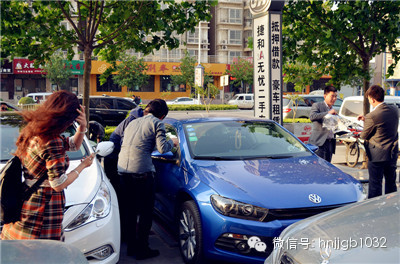 當(dāng)然，小編認(rèn)為最高境界是這位美女，這張照片應(yīng)該取名為論美女的自我修養(yǎng)。