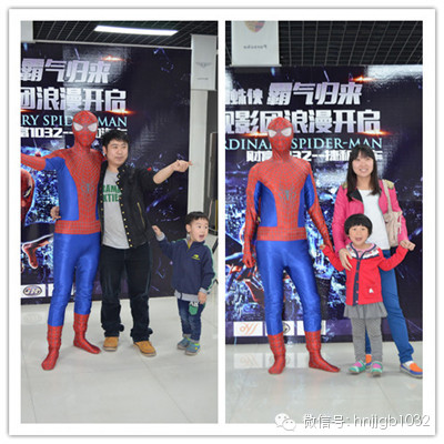 貼完車標(biāo)回到大廳，一位蜘蛛俠模樣的男子瞬間吸引大家的眼球