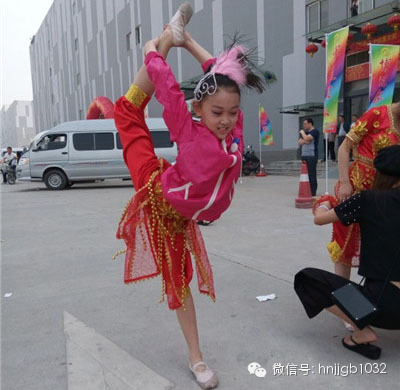 先練練功，為一會兒的演出做準備