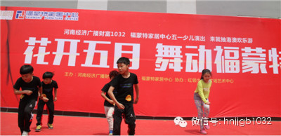 跳街舞的女孩兒下臺后說“我是臨時給他們搭舞的”，好善良的小女生?。? width=