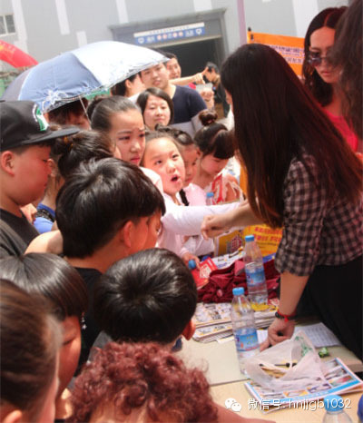 禮品領(lǐng)取處，這是要把工作人員圍攻的節(jié)奏啊。