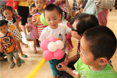 拿到氣球玩具的小朋友，瞬間成了焦點(diǎn)，周圍的小朋友都想和你做朋友，你知道嗎？