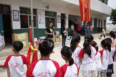 財(cái)富1032主播鄧語(yǔ)、張哲主持了捐助儀式