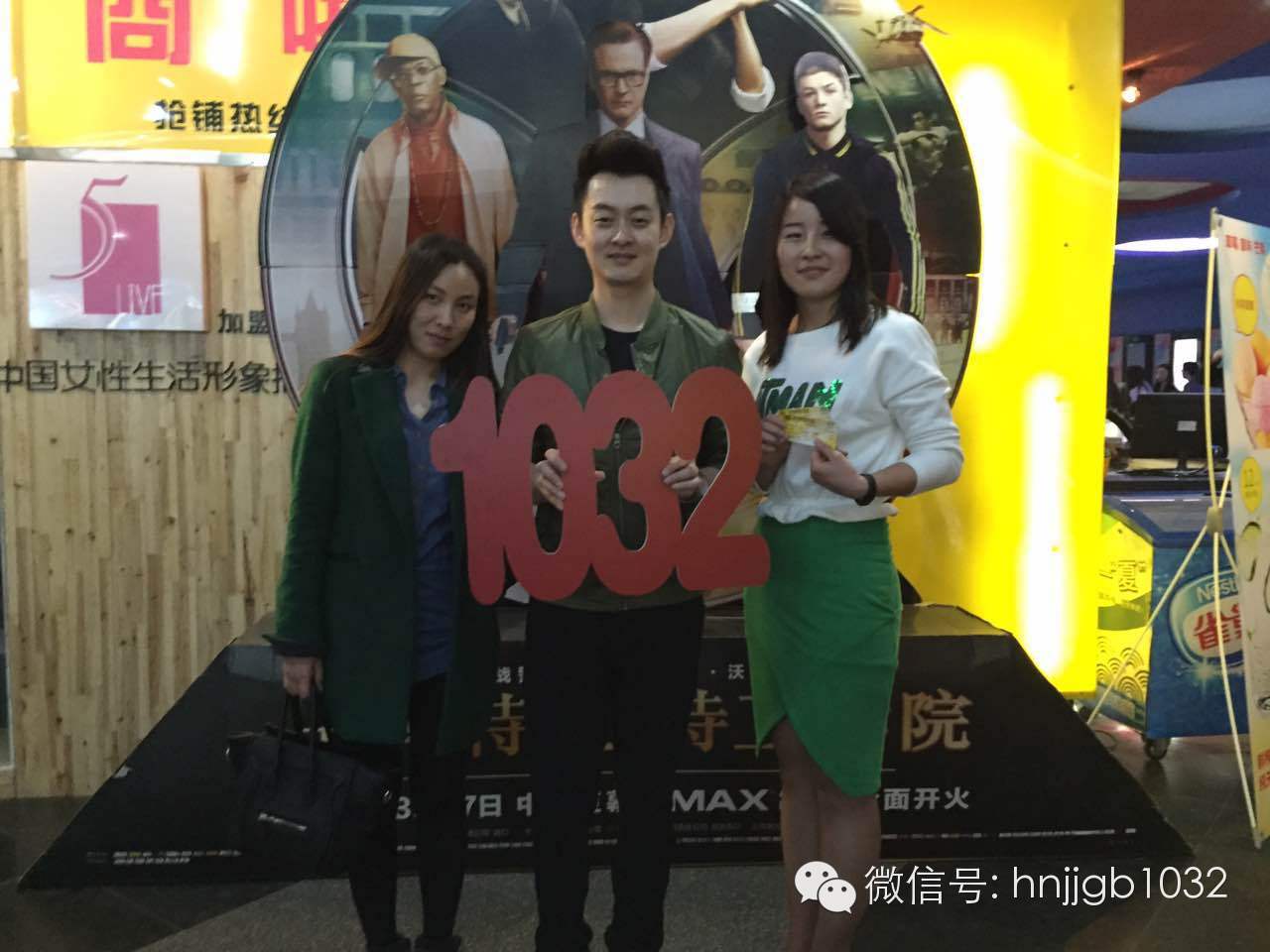 傳說中的Johnny終于現(xiàn)身啦！還是美女魅力大哦。帥哥美女好養(yǎng)眼，小編忍不住要多看幾眼呢。