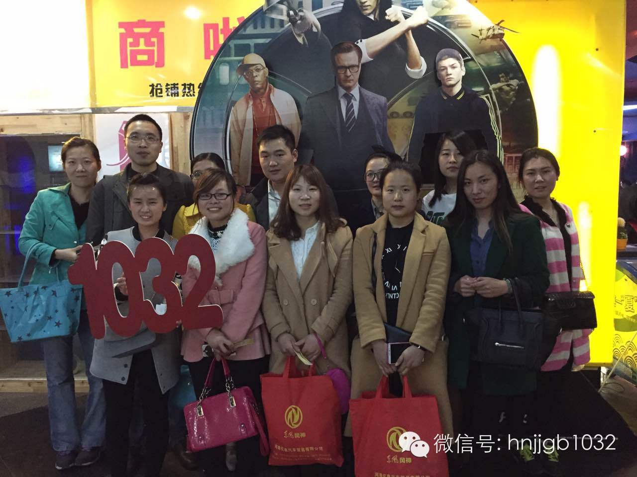 來個合影，1032的聽眾棒棒噠，個個都準(zhǔn)時到達(dá)了集合地點(diǎn)。Johnny表示很欣慰?。? complete=