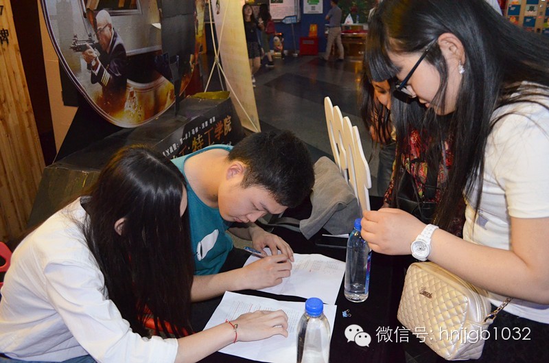 看，我們的工作人員正在組織簽到哦！