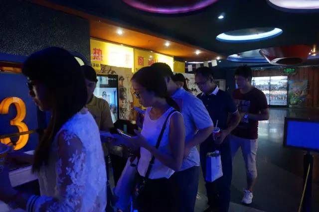 電影馬上開始，排隊入場嘍