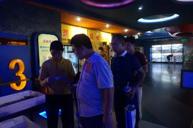 電影馬上開始，排隊入場嘍