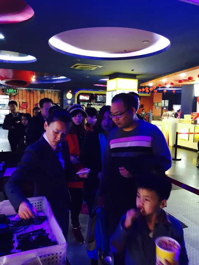 小朋友吃的好香?。”谆ê碗娪罢媸墙^配喲