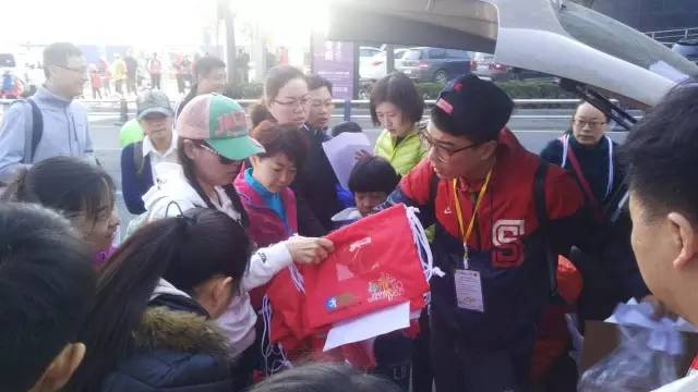 8:30準(zhǔn)時(shí)集合，現(xiàn)場(chǎng)工作人員給大家分發(fā)參賽證和參賽衣服。