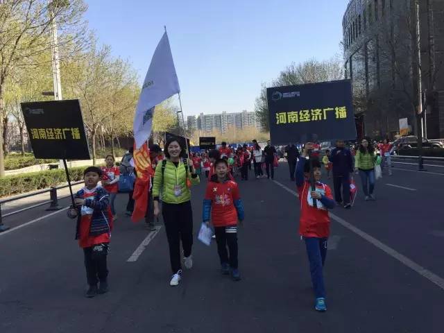 出發(fā)啦！小朋友和大朋友們昂首闊步向賽場(chǎng)邁進(jìn)！