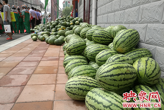 經(jīng)濟(jì)廣播工作人員和愛(ài)心企業(yè)給正在忙碌的環(huán)衛(wèi)工人、交警等送去一萬(wàn)六千多斤西瓜和近百提礦泉水。