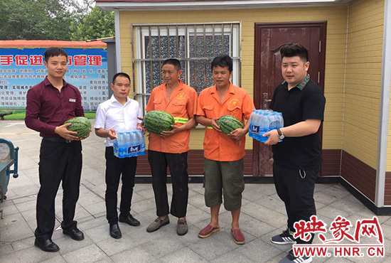經(jīng)濟(jì)廣播工作人員和愛(ài)心企業(yè)給正在忙碌的環(huán)衛(wèi)工人、交警和協(xié)警等送去了一萬(wàn)六千多斤西瓜和近百提礦泉水。