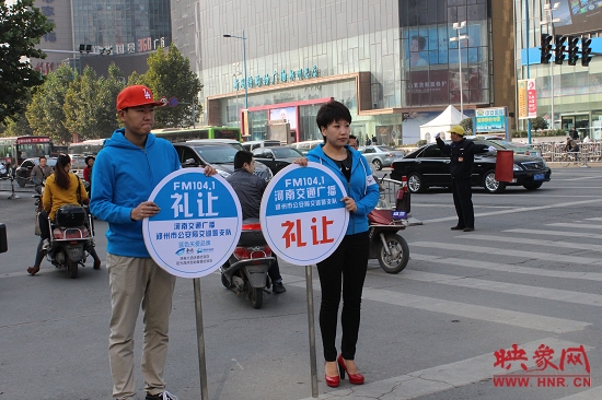 河南省文明交通形象大使、河南交通廣播主持人南方在活動(dòng)現(xiàn)場(chǎng)