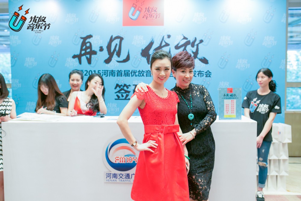 貼心的南方姐姐和美女主播小佩，海洋是不是每天都要流口水呀！