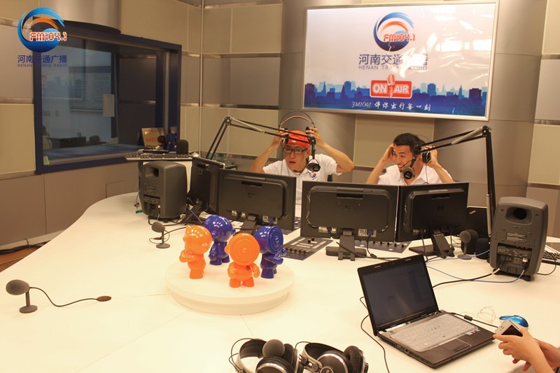 李憲和張弛怎么這么開心！又不是你們倆中獎了！