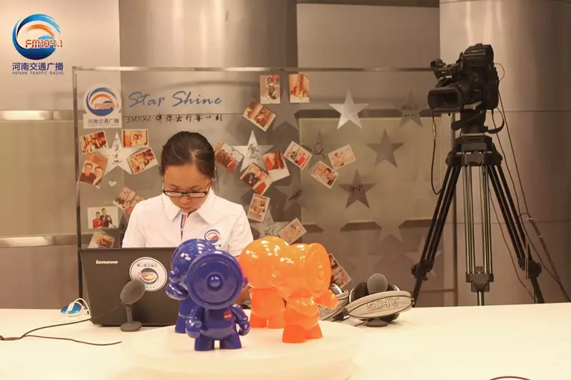 還是抽獎的姑娘比較認真！為保證抽獎的公平公正，映象網進行了全程視頻直播。