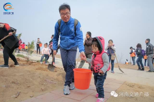 爸比爸比，你會種小樹嗎？我來教你吧~