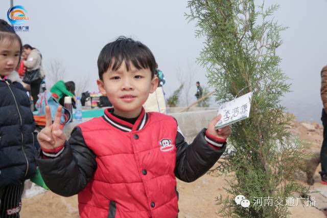 耶！你看，這是我種下的小樹苗！