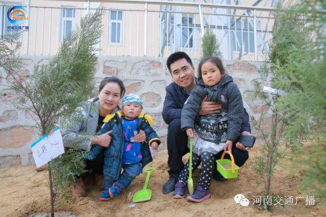 一家四口，一起種下我們的小樹，和寶貝兒們一起茁壯成長！