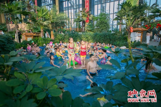 又開始過夏天的孩子們，在溫潤(rùn)的泉水里放任天性。