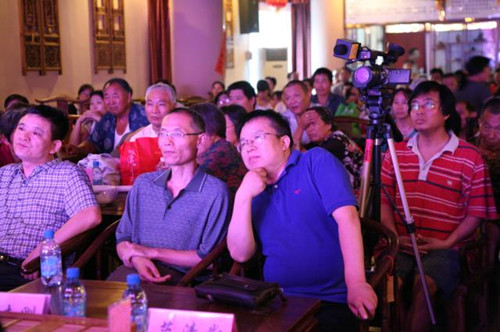 信息廣播總監(jiān)李金鋒（左1）、副總監(jiān)魏志剛（左2）、副總監(jiān)陳德年（左3）