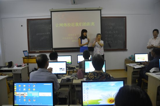 擁有18萬粉絲的網(wǎng)絡(luò)紅人、78歲的QQ奶奶張秀麗也來到網(wǎng)絡(luò)課堂