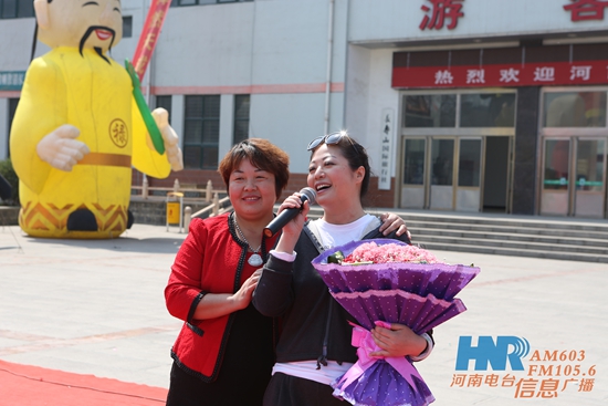 長(zhǎng)壽山景區(qū)董事長(zhǎng)、總經(jīng)理孫春花與主持人周迪