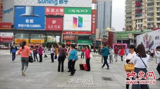 他們從四面八方匯集到二七塔下，由行走路人一下變成了一支舞蹈隊(duì)，跳起了節(jié)奏歡快、時(shí)尚動(dòng)感的舞蹈。