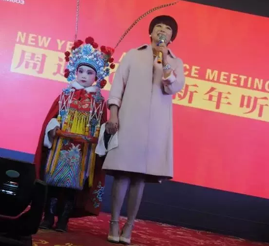 盛裝亮相的小戲迷，周迪的節(jié)目影響了一代又一代人