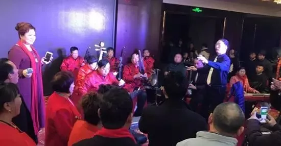 現(xiàn)場(chǎng)的樂(lè)隊(duì)老師也是咱的戲迷朋友，為了周迪的見(jiàn)面會(huì)今天累也開(kāi)心