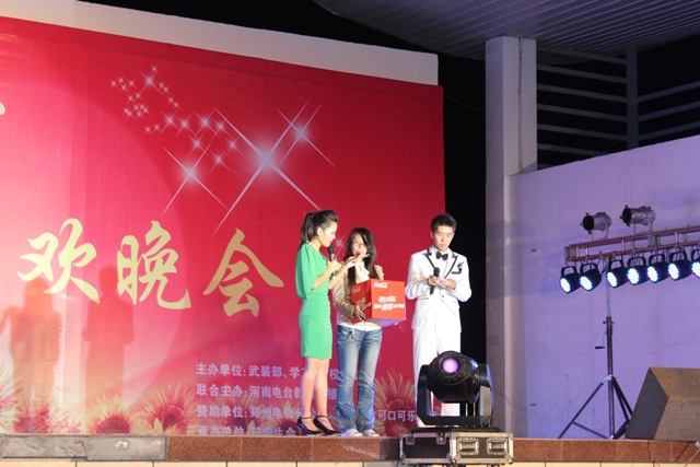 教育廣播女主播葉子現(xiàn)身晚會(huì)，全場(chǎng)沸騰