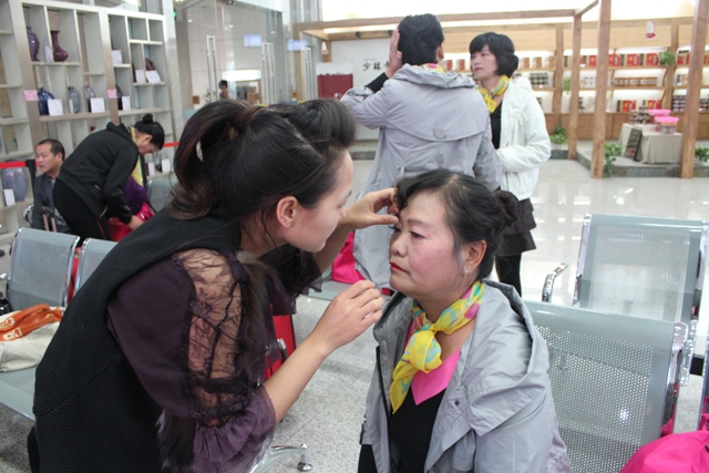 活動開始前，教育廣播女主播幫參與活動演出的老人化妝