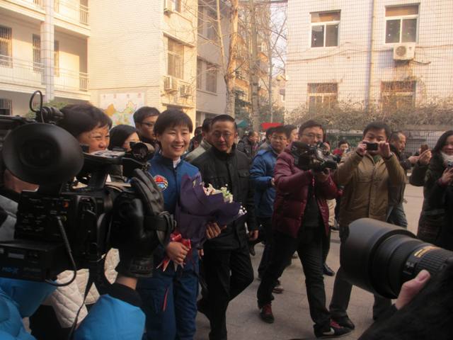 劉洋走進母?！嵵萑? oldsrc=