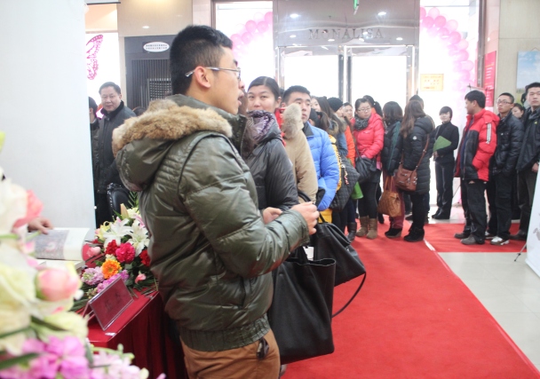 聽(tīng)眾排起長(zhǎng)隊(duì)等待簽售